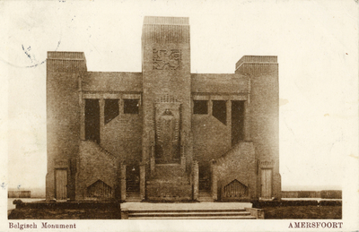13080 Gezicht op de voorzijde van het hoofdgebouw van het Belgenmonument (Belgenlaan 9) te Amersfoort uit het noordoosten.
